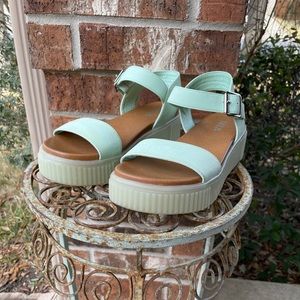 ✨SOLD✨ MIA Women’s Platform Sandals